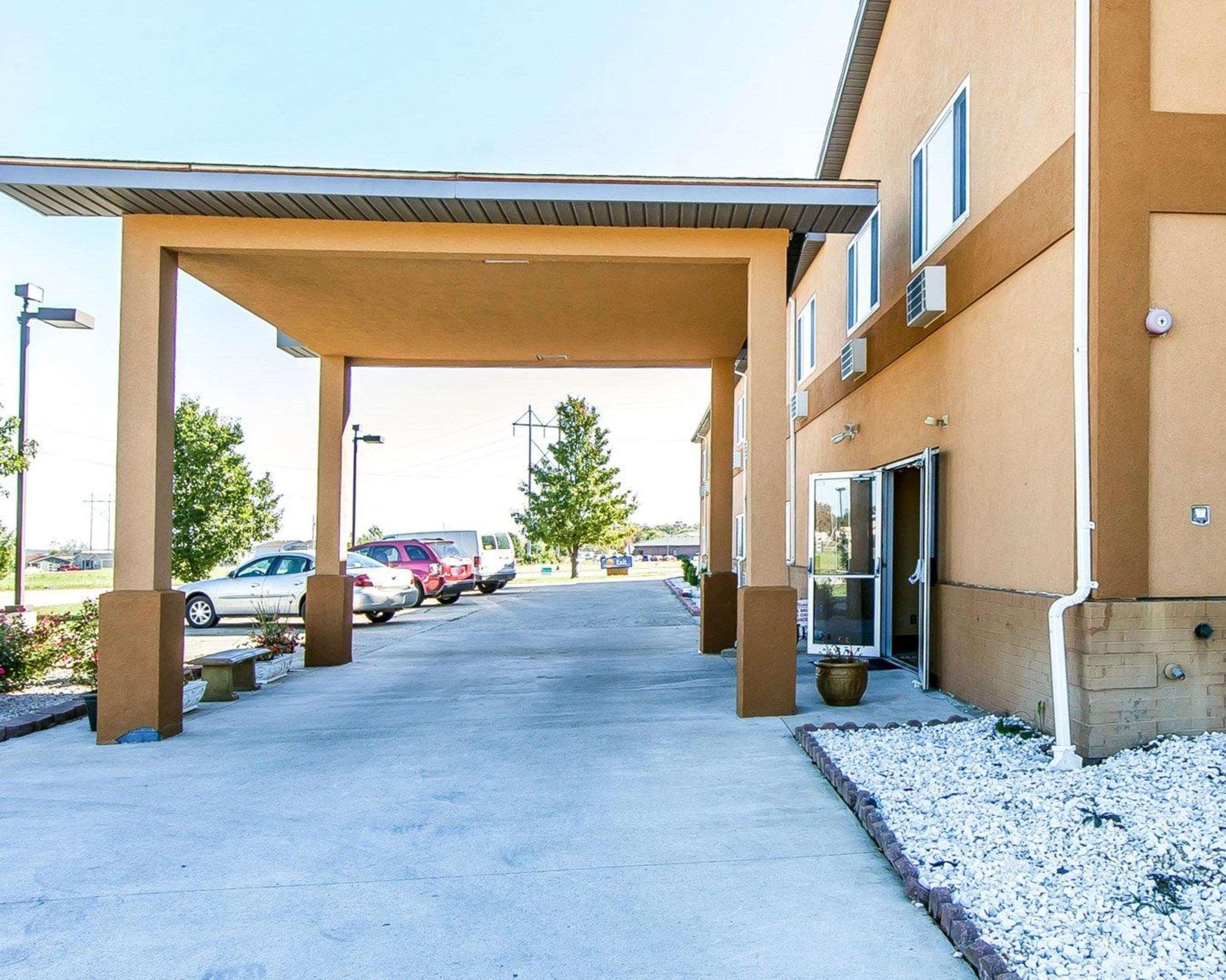 Quality Inn Seaman Экстерьер фото